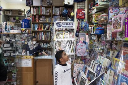 Andrei en la papelería del barrio donde compran el material escolar cuando pueden permitírselo.