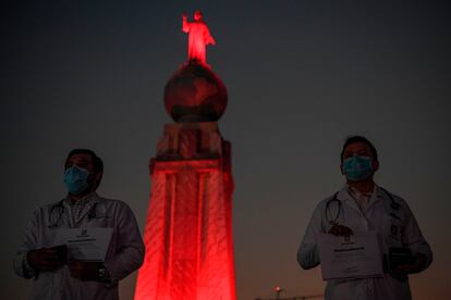 Personal médico, ante el monumento al Divino Salvador este miércoles en San Salvador.