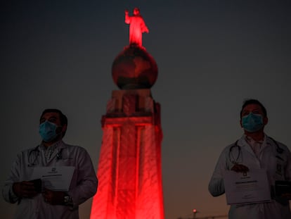 Personal médico, ante el monumento al Divino Salvador este miércoles en San Salvador.