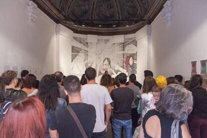 La presentación, en una capilla, de 'Mejor Lola que mal acompañada'.