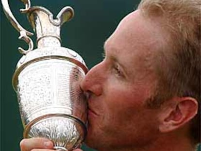 David Duval besa la jarra de plata que distingue al ganador del Open Británico, tras su triunfo.