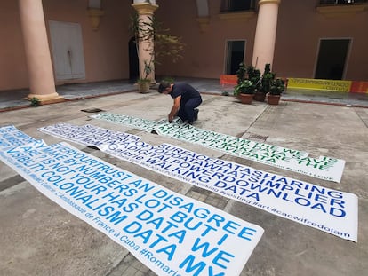 Montaje en la Bienal de la Habana de la exposición colectiva 'Caminos que no conducen a Roma. Colonialidad, descolonización y contemporaneidad'.