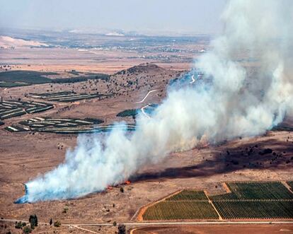 Captura de video facilitada por el canal de televisión HaberTurk que muestra una columna de humo en el lugar donde se ha estrellado un avión tras ser derribado cerca de la frontera entre Siria y Turquía.