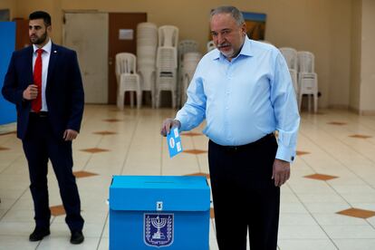 El líder de Israel Nuestra Casa, Avigdor Lieberman, vota el lunes en el asentamiento de Nokdim (Cisjordania).