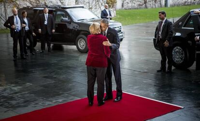 La canciller alemana, Angela Merkel, saluda al presidente estadounidense, Barack Obama, a su llegada a la Cancillería el 17 de noviembre de 2016 en Berlín (Alemania).