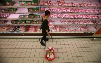 Una mujer en un supermercado gallego. 