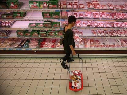 Una mujer en un supermercado gallego. 