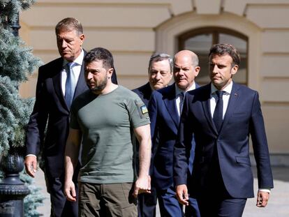 El presidente de Rumanía Klaus Iohannis,, el primer ministro italiano Mario Draghi, el presidente ucraniano Volodymyr Zelenskiy, el presidente frnacés  Emmanuel Macron y el presidente alemán Olaf Scholz ayer en Kiev.