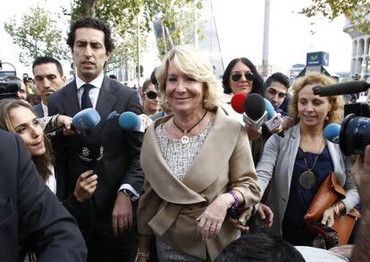 Esperanza Aguirre, rodeada de periodistas y policías, a la salida de los juzgados de Plaza Castilla el pasado 22 de septiembre.