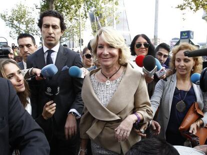 Esperanza Aguirre, rodeada de periodistas y policías, a la salida de los juzgados de Plaza Castilla el pasado 22 de septiembre.