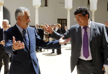 El socialista José Antonio Griñán saluda al líder de IU en Andalucía, Diego Valderas, en el patio del Parlamento.