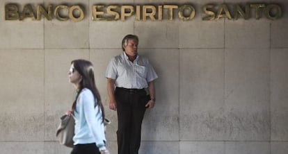 Dos transe&uacute;ntes caminan delante de la sede del (BES) en Lisboa. 