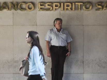 Dos transe&uacute;ntes caminan delante de la sede del (BES) en Lisboa. 