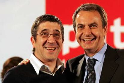 Patxi López (izquierda) y José Luis Rodríguez Zapatero, en el mitin de anoche en la antigua Feria de Muestras de Bilbao.