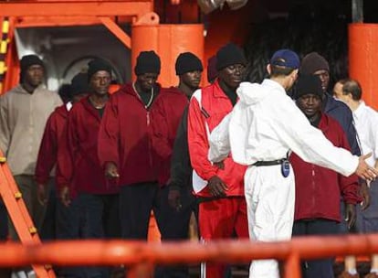 El segundo grupo de supervivientes del naufragio llega anoche al puerto tinerfeño de Los Cristianos.