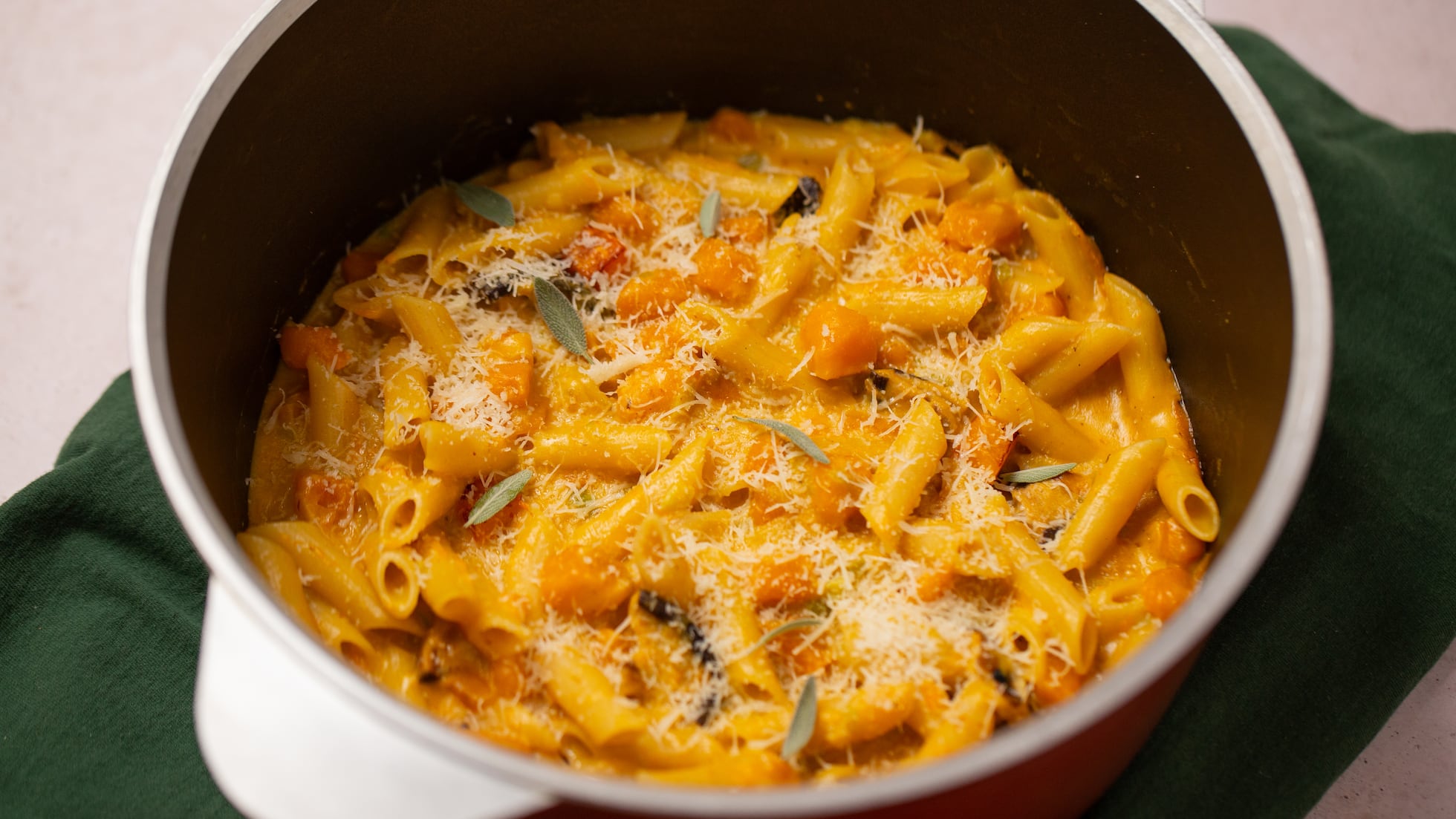Tres platos de pasta que se preparan en una sola olla-image
