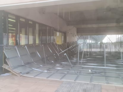 El revestimiento que se desprendió de un techo en el centro sanitario Zendal, minutos después del suceso, en una foto facilitada por un empleado.
