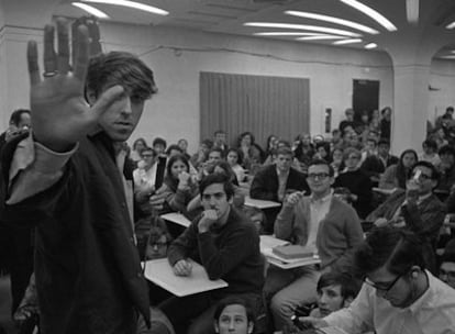 Imagen de una asamblea universitaria en 1968 en Nueva York con el entonces líder estudiantil de la Universidad de Columbia Mark Rudd en primer plano.