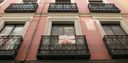 Cartel de Se Vende en una vivienda de segunda mano.