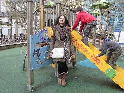 La maestra Gisela García Ron, premiada por el Ministerio de Educación, en el parque Rosalía de Castro de Lugo.