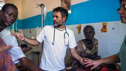 El pediatra Jorge Mu&ntilde;oz atiende a pacientes en el Chad. 