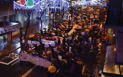 Los manifestantes recorrieron la ciudad bajo una intensa lluvia. 