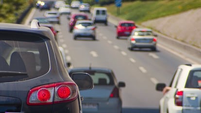 Tráfico en una autopista en Chile. Licencia de conducir