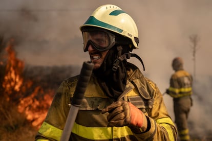 Un voluntario realizan labores de extinción en el incendio de Oímbra (Ourense), este martes.