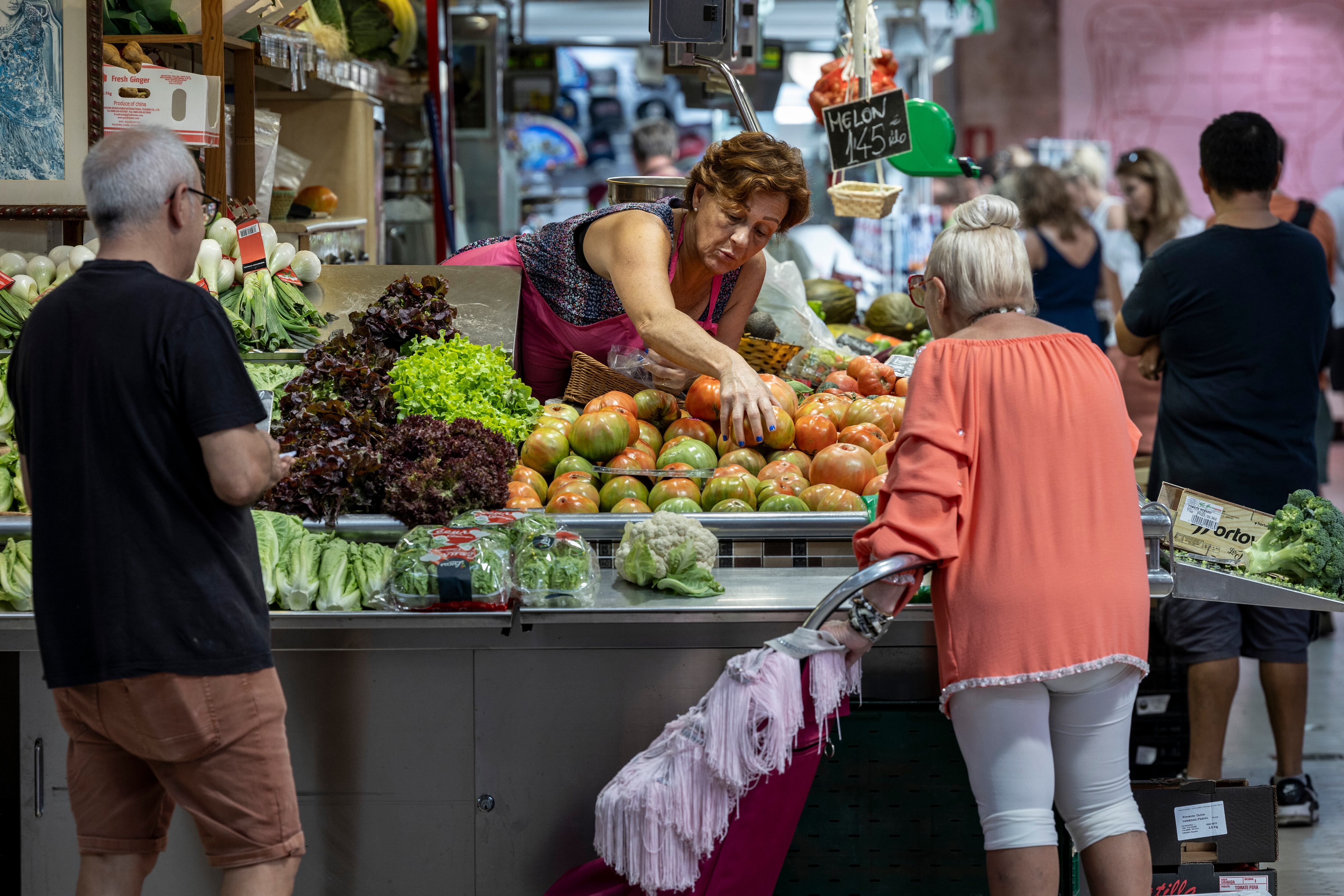 Un puesto de frutas y verduras en el Mercado Central de Valencia.