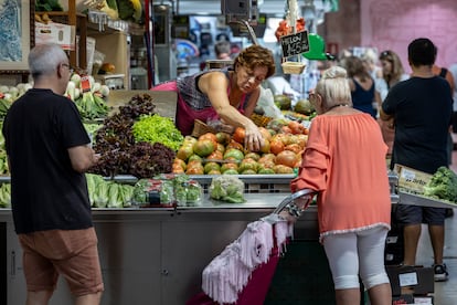 Un puesto de frutas y verduras en el Mercado Central de Valencia.