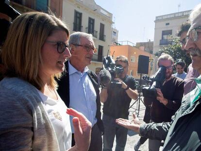 La número dos de JxCat, Elsa Artadi, junto al exalcalde de Barcelona Xavier Trias, saludan a las dos víctimas que recibieron disparos de balines mientras repartían propaganda electoral. 