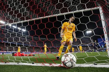 Sergio Busquets se dirige a recoger el segundo gol del jugador del Atlético de Madrid Antoine Grizman.