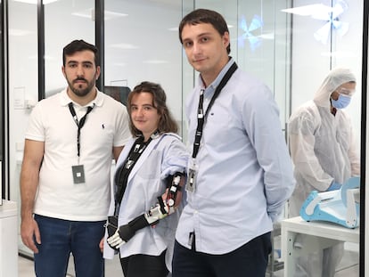 De izquierda a derecha, Sergio Sánchez, Sara Martín y Javier Blanco en el laboratorio de la Escuela de ingeniera EDDM el pasado 31 de marzo.