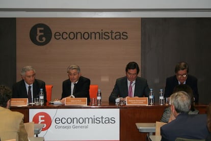 Antonio Pedraza, Valent&iacute;n Pich y Antonio Garamendi en la presentaci&oacute;n del informe del observatorio financiero del Consejo General de Economistas.