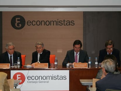 Antonio Pedraza, Valent&iacute;n Pich y Antonio Garamendi en la presentaci&oacute;n del informe del observatorio financiero del Consejo General de Economistas.