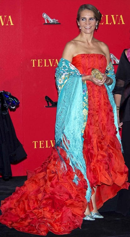 De nuevo, haciendo un guiño a España y al flamenco, Doña Elena lució este vestido rojo de volantes de Oscar de la Renta combinado con mantón de manila azul celeste. Un mix de colores 'complicado'.