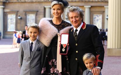 Rod Stewart, Penny Lancaster y sus hijos Alastair (izquierda) y Aiden (derecha), en el palacio de Buckingham, en octubre de 2016, cuando el músico fue nombrado Lord. 