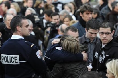 Policías, compañeros y familiares del agente francés asesinado en Dammarie-lès-Lys, Jean-Serge Nérin, se concentran en esta localidad para condenar su asesinato.
