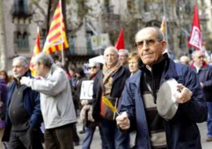 Un momento de la manifestacin que sindicatos, entidades cvicas, sociales, vecinales y plataformas ciudadanas han llevado a cabo hoy en Barcelona, en protesta por las polticas de austeridad y los recortes sociales de los gobiernos de Espa?a y Catalu?a.