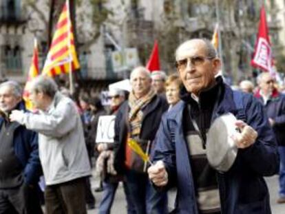 Un momento de la manifestación que sindicatos, entidades cívicas, sociales, vecinales y plataformas ciudadanas han llevado a cabo hoy en Barcelona, en protesta por las políticas de austeridad y los recortes sociales de los gobiernos de España y Cataluña.