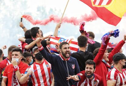 La afición del Atlético de Madrid celebra el primer gol del equipo en los alrededores del estadio José Zorrilla de Valladolid.