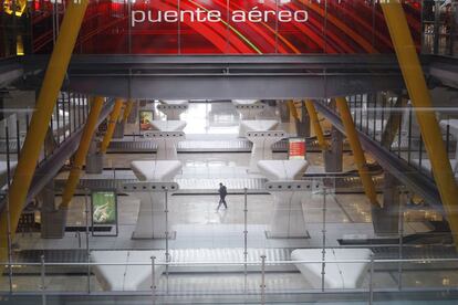 Un hombre camina en por uno de los pasillo vacios de las cintas de equipaje del aeropuerto de Barajas en la terminal T4, durante la primera jornada de huelga de los trabajadores de Iberia.