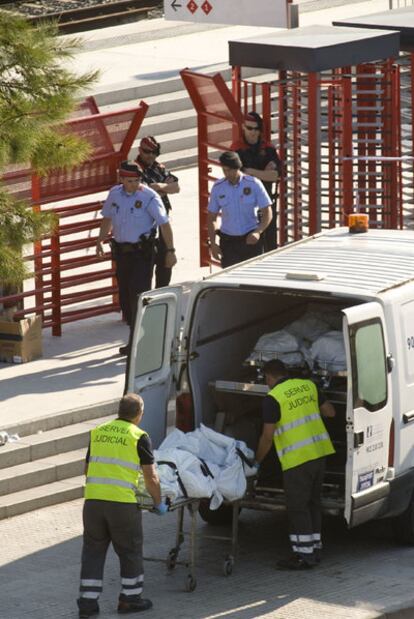 Los servicios judiciales catalanes retiran restos de las víctimas mortales de la tragedia en la estación de ferrocarril de Castelldefels.
