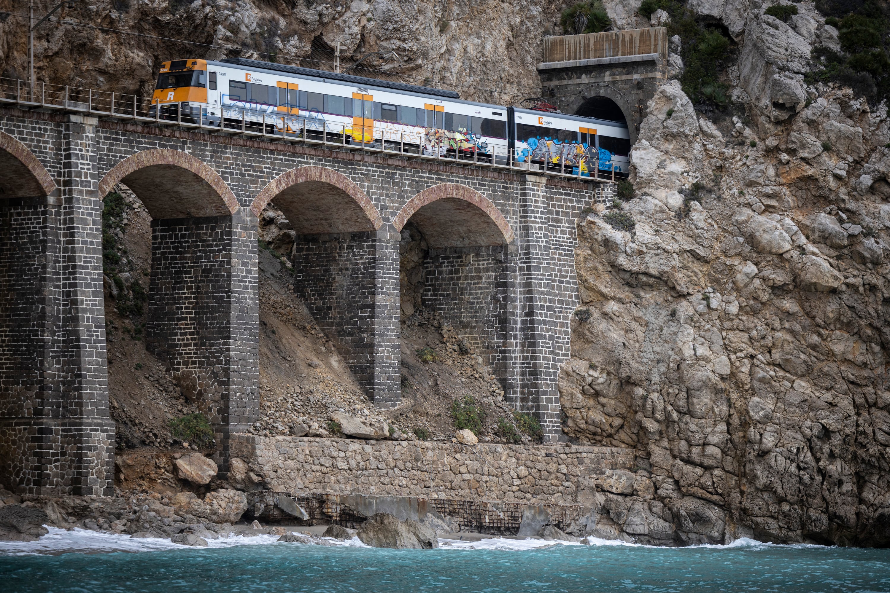 Un tren de la R2 a su paso por los túneles del Garraf