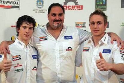 Alfonso de Orleans (en el centro), con Javier Villa (a la izquierda) y Adam Carroll, pilotos de GP2.