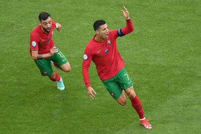 Cristiano Ronaldo y Bruno Fernandes celebran el primer gol de Portugal contra Alemania.