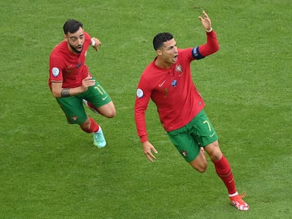 Cristiano Ronaldo y Bruno Fernandes celebran el primer gol de Portugal contra Alemania.