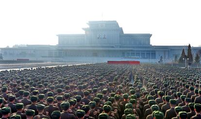 Vista del palacio de Kumsusan del Sol al paso del desfile de soldados del ejército popular de Corea del norte en honor del segundo aniversario de la muerte del ex líder Kim Jong Il en Pyongyang,