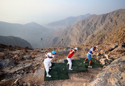 Los jugadores del Challenge Tour Europeo Joel Sjoholm de Suecia, Jurrian van der Vaart de los Países Bajos y Sandro Piaget de Mónaco juegan al golf en la montaña más alta de los Emiratos Árabes Unidos.