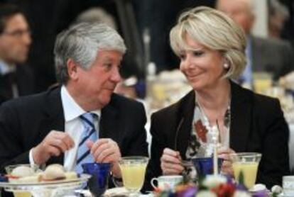 La presidenta del PP de Madrid, Esperanza Aguirre, y el vicepresidente de la CEOE y presidente de CEIM, Arturo Fernández, en una imagen de archivo.